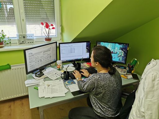 Egy könyvelő az asztalánál ül és dolgozik